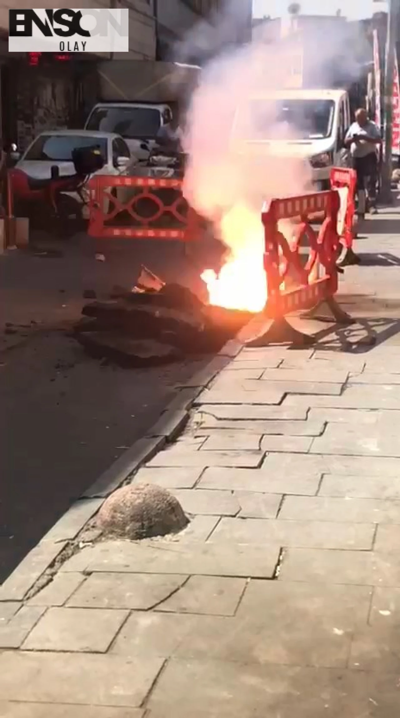 Kağıthane'de Yeraltı Elektrik Kablolarında Patlama: İşte Cep Telefonu Kamerasına Yansıyan Yangın Anları