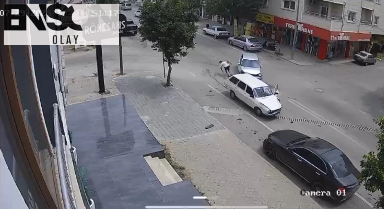 Adana'da Otomobil Kazasında Kapıdan Düşen Sürücü Yaralandı, Güvenlik Kamerasına Yansıdı