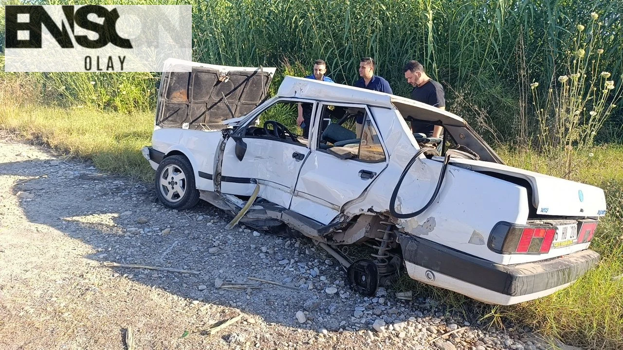 Manavgat'ta Tofaş Otomobil, Tur Midibüsüyle Çarpıştı: Sürücü Yaralandı, Trafikte Yoğunluk Oluştu