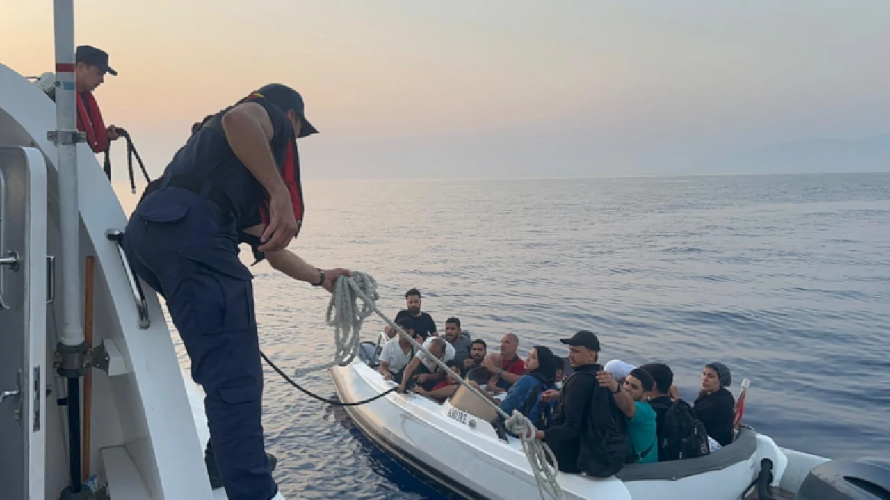 Yasadışı yollardan Yunanistan'a geçmeye çalışan 20 göçmen Bodrum açıklarında kurtarıldı.