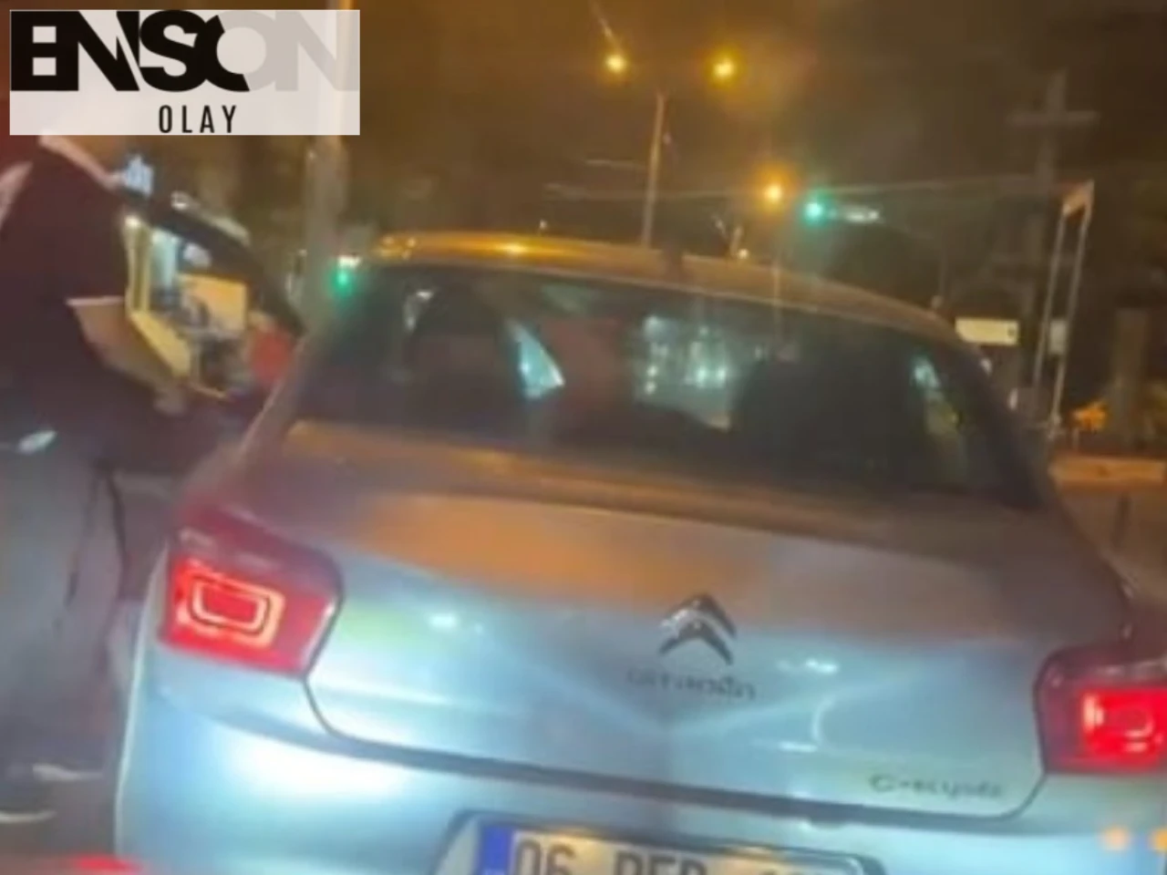 İstanbul Güngören'de Yol Verme Tartışması: Sürücü Camı Yumruklayarak Kırdı!