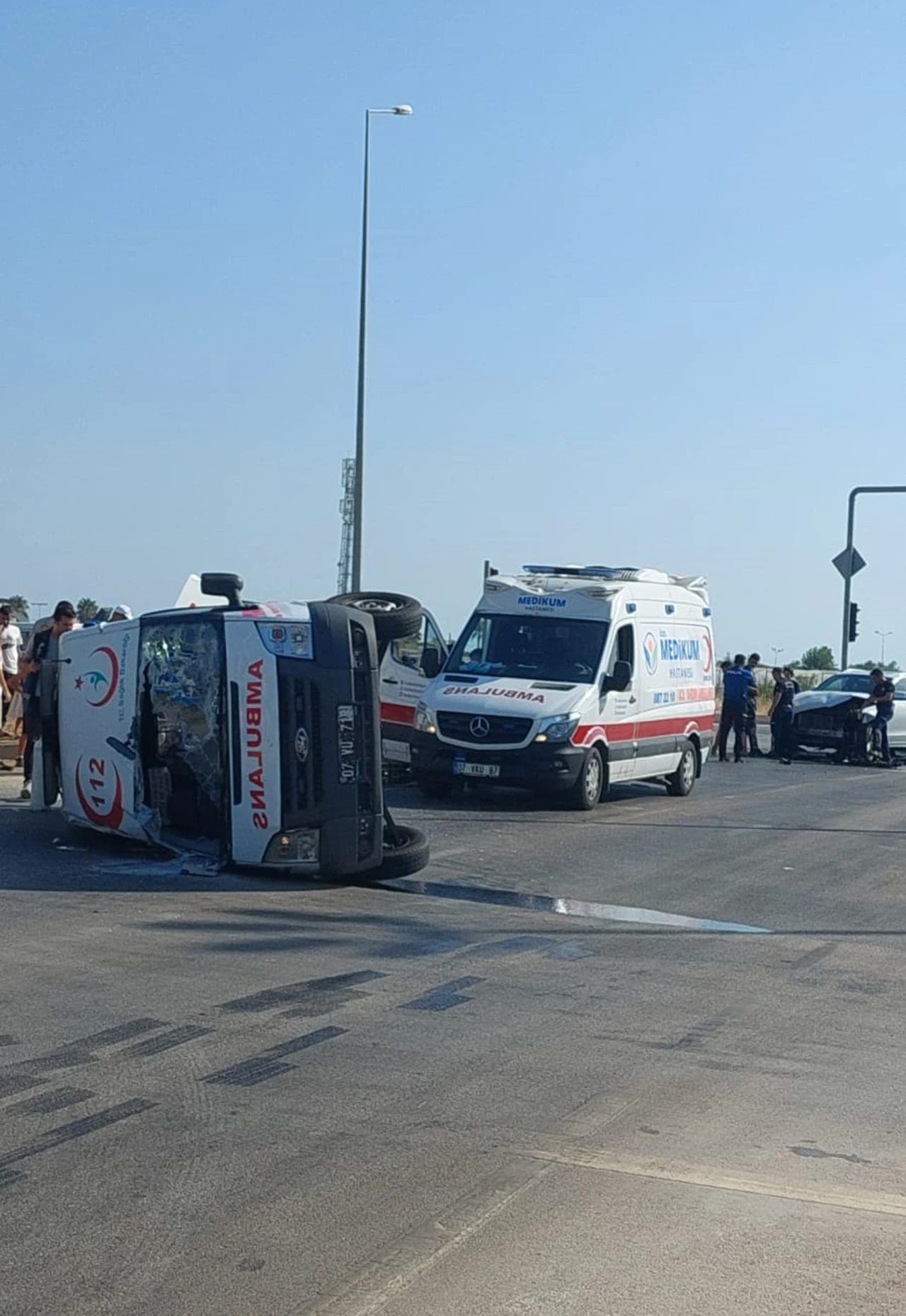 Ambulansın Otomobil ve Kamyonetle Çarpıştığı Kazada 3 Sağlık Personeli Yaralandı