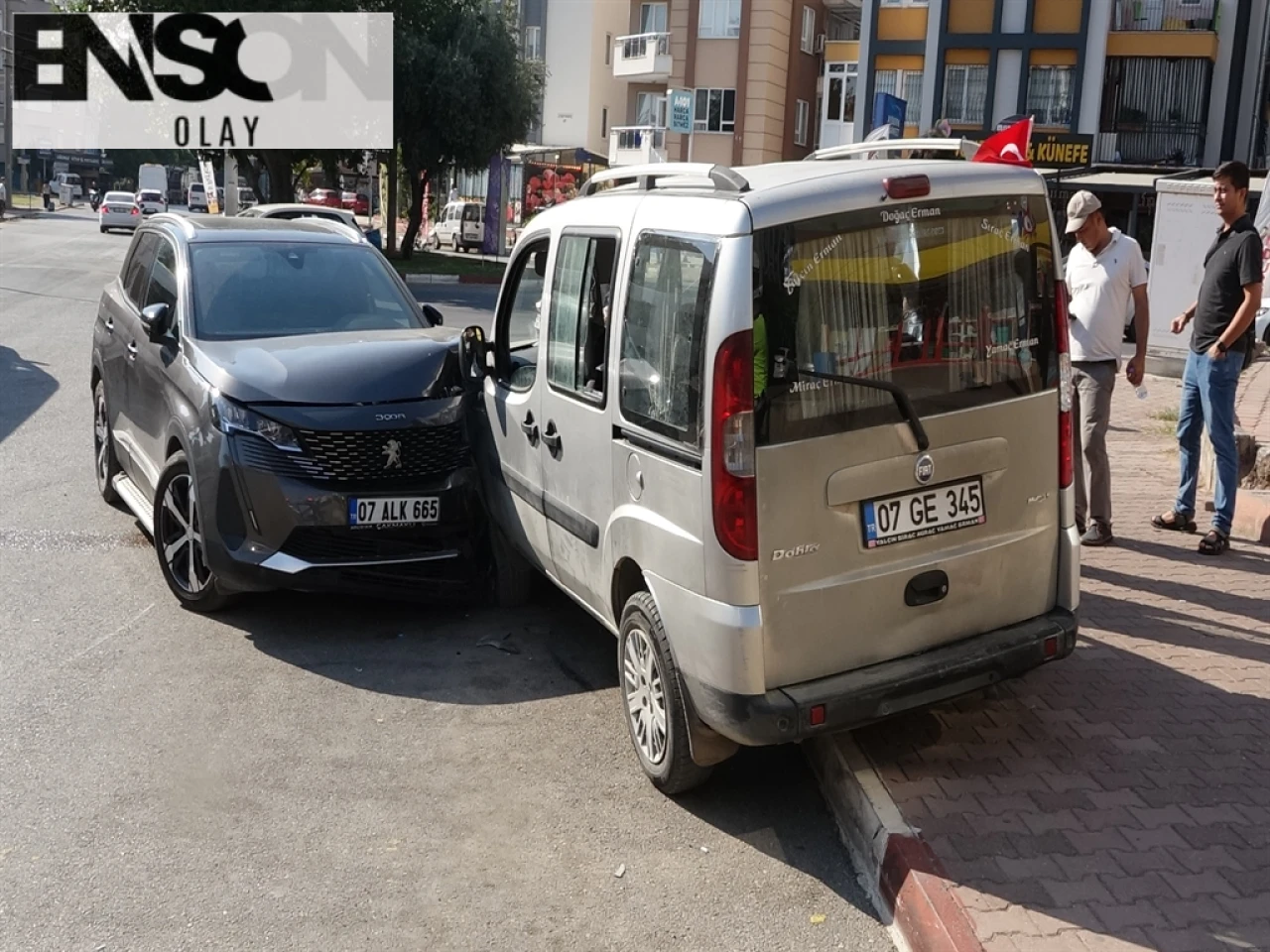 Antalya'da Park Halindeki Otomobile Çarpan Araç Sürücüsüne Anında Müdahale Edildi