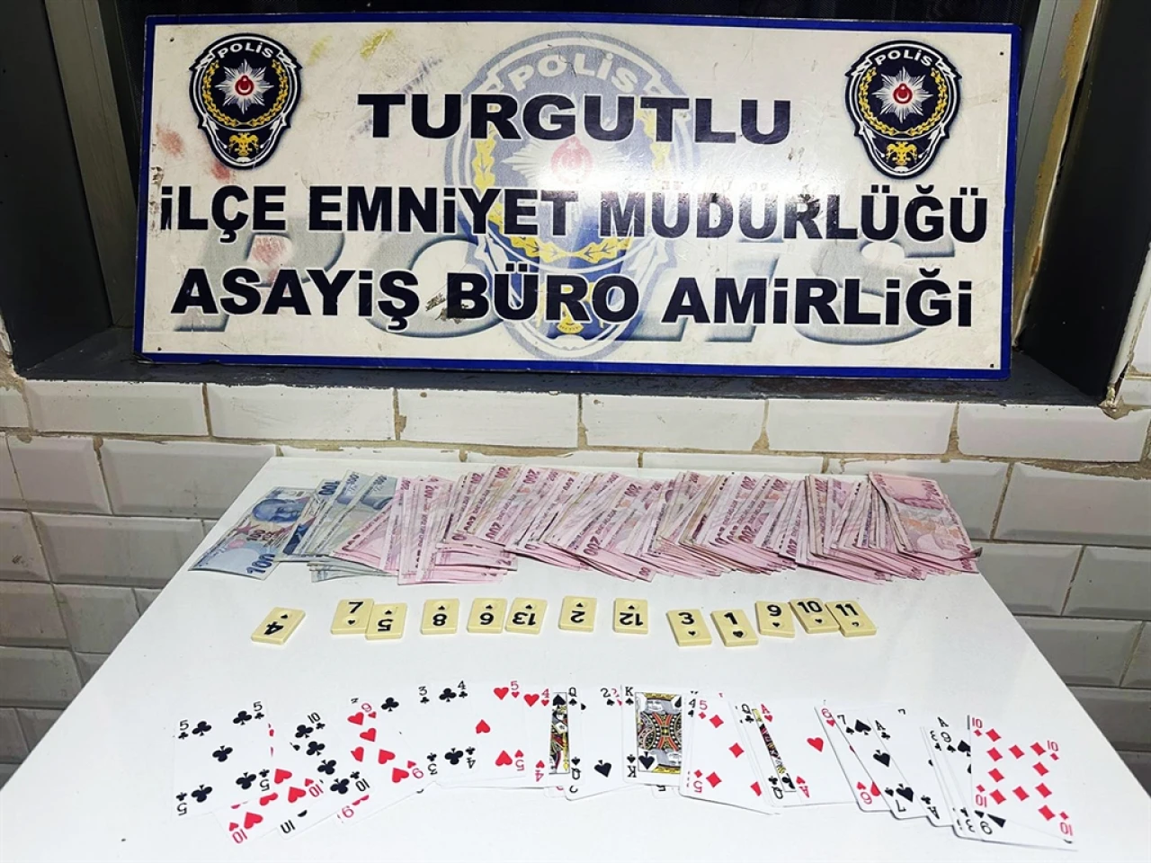 Turgutlu'da Kahvehanede Kumar Operasyonu: 3 Kişi Suçüstü Yakalandı, 27 Bin 741 TL Cezai İşlem Uygulandı!