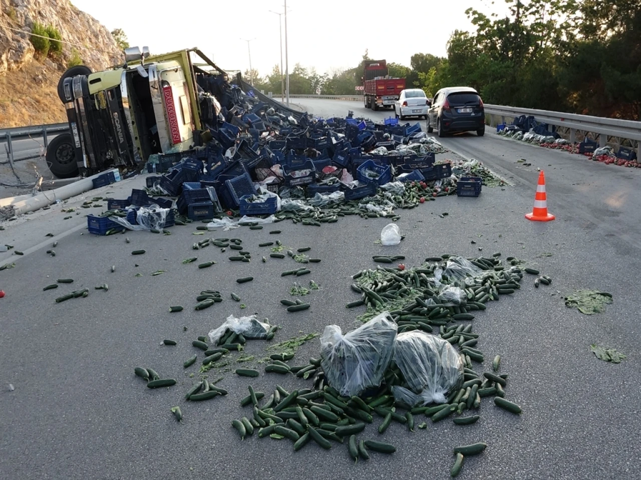 Burdur'da Refüje Devrilen Kamyonun Sürücüsü Yaralandı