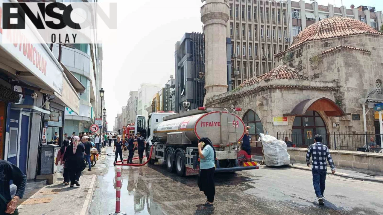 Adana'da Kuyumcuda Çıkan Yangın Kısa Sürede Söndürüldü, Kimse Yaralanmadı