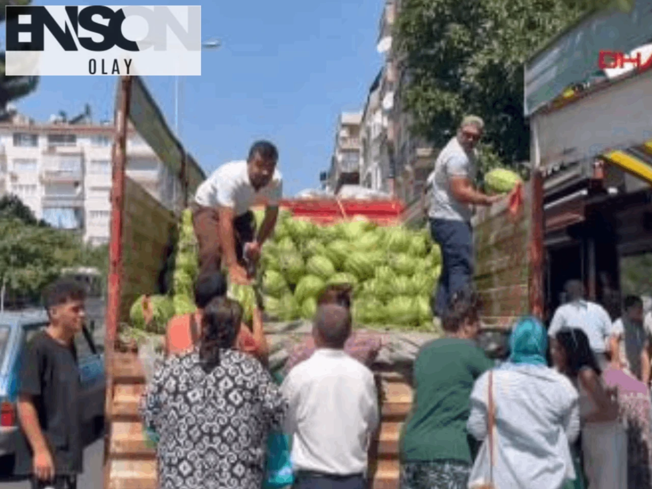 Efeler'de Karpuz Dağıtarak Hayır Yapan İnan Ailesi, Babalarının Ölüm Yıl Dönümünde Anlamlı Bir Etkinlik Düzenledi