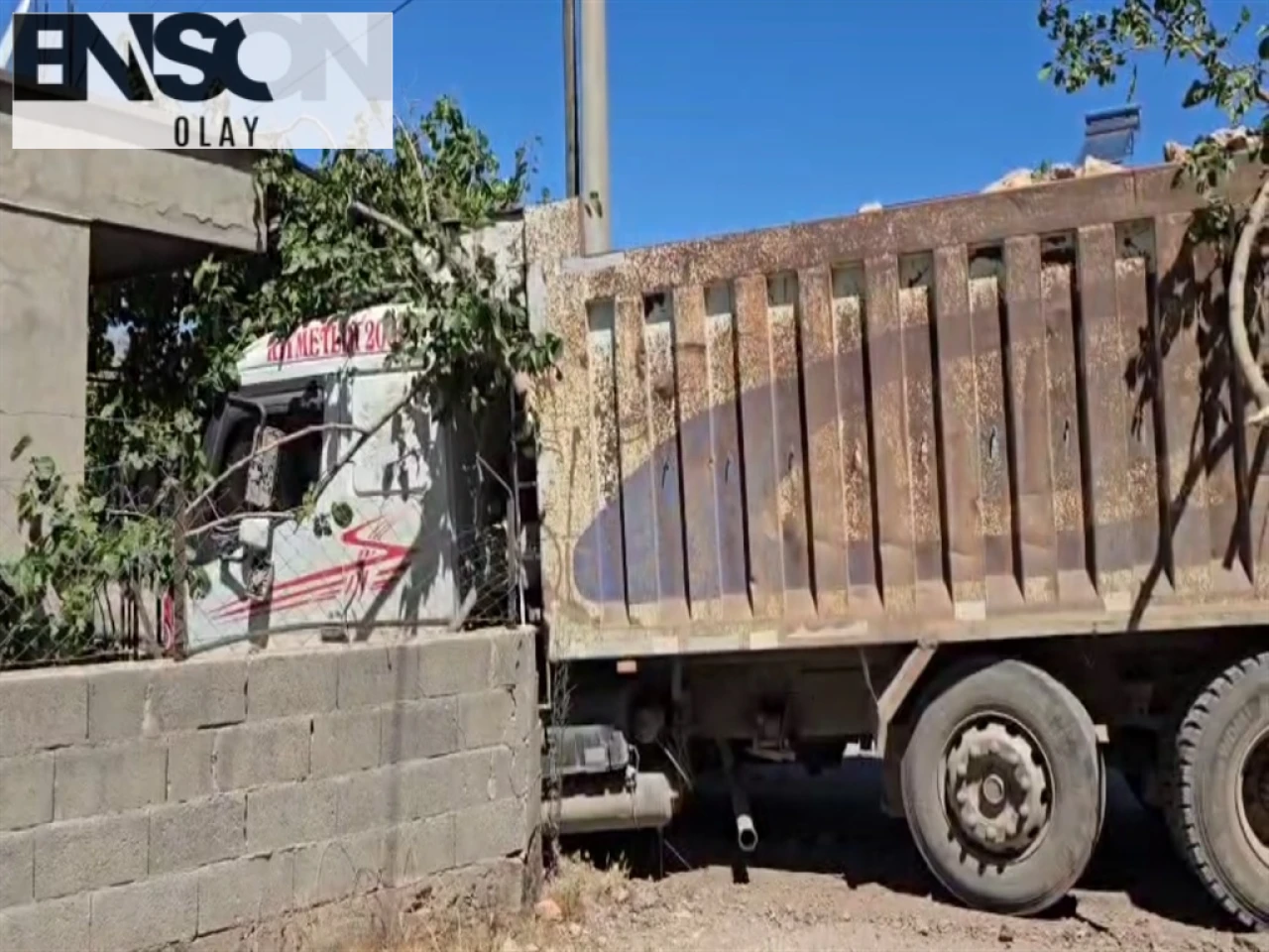Kozan'da Freni Boşalan Kamyon Ev Duvarına Çarptı, Şoför Yaralandı