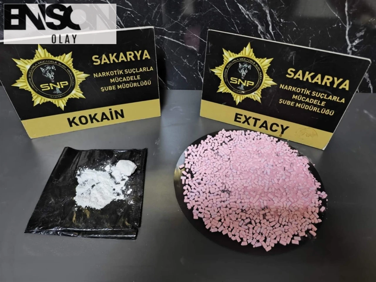 Sakarya'da 795 ecstasy hap ve 31 gram kokain ele geçirildi! İki şüpheli gözaltında.
