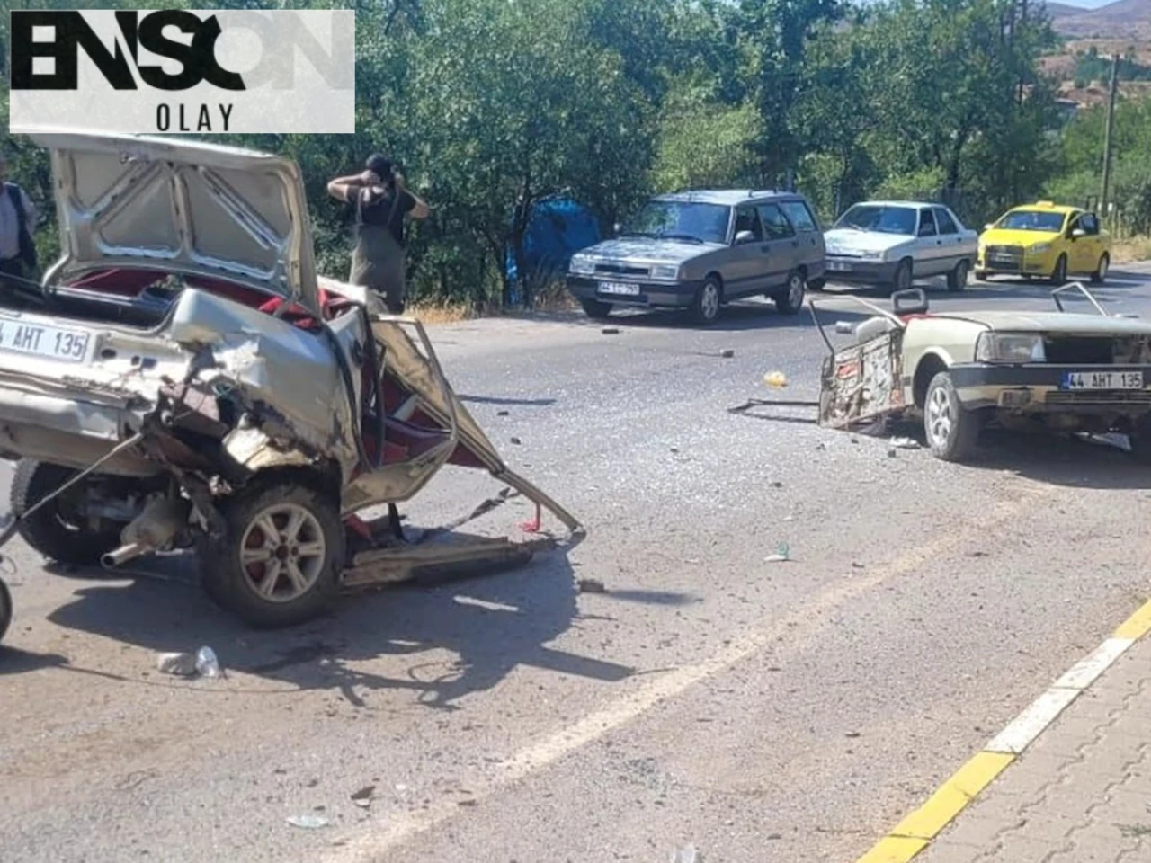 Malatya'da Elektrik Direğine Çarpan Otomobilin Sürücüsü Ağır Yaralandı, Aracı İkiye Böldü.