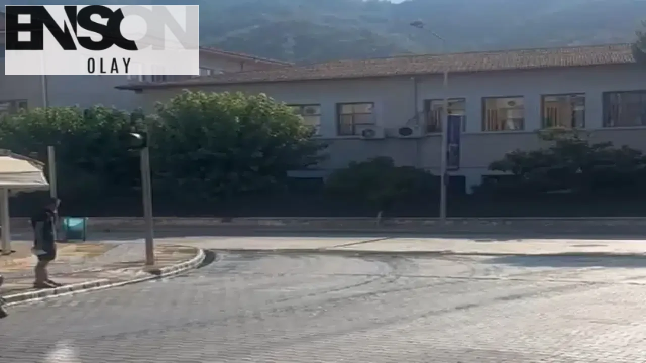 Marmaris'te Beton Yollar Yayaları ve Sürücüleri Tehlikeye Atıyor, Çözüm İçin Yetkililerden Acil Çağrı!