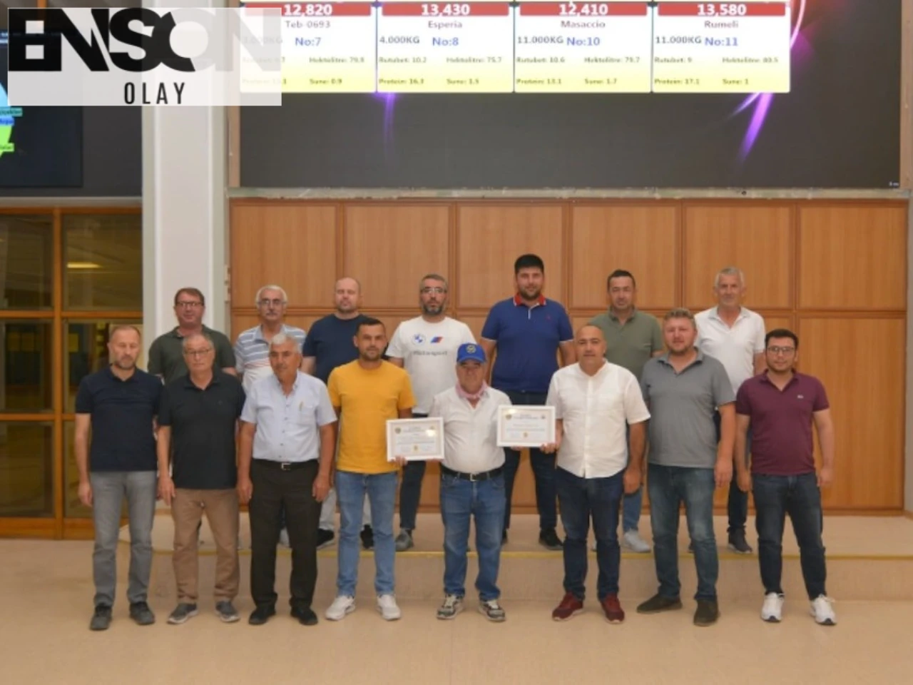 İbrahim Sümre'ye 1,5 Ton Ayçiçeği Satıldı, Günün Anısına Plaket ve Mazot Hediyesi Verildi