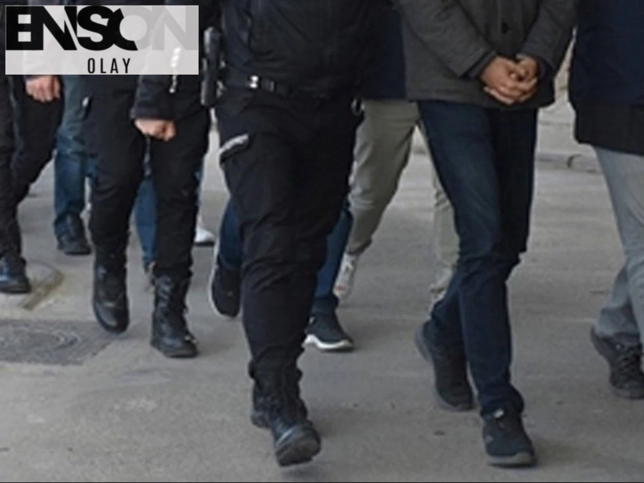 Emniyet ekipleri tefecilere operasyon düzenledi: 12 kişi yakalandı, silahlar ve sahte senetler ele geçirildi.