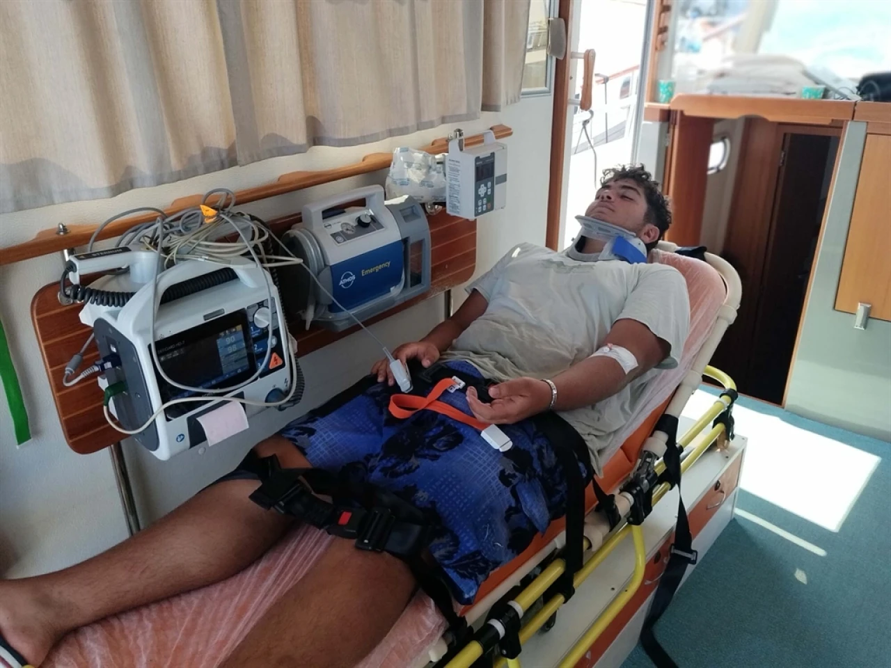 Bodrum'da Gezi Teknesinde Yaralanan Personel Deniz Ambulansıyla Kurtarıldı