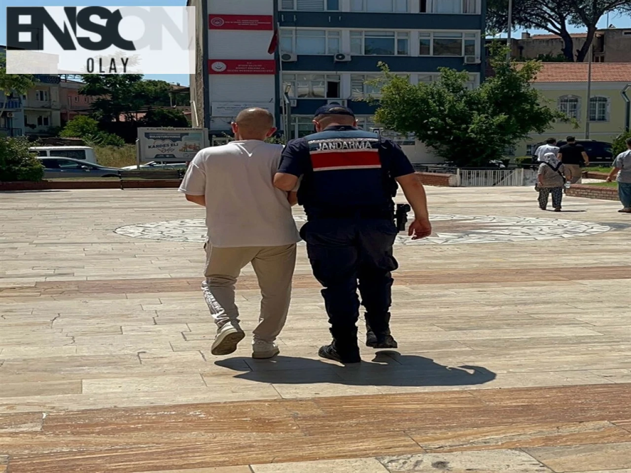 Aydın'da Baba Oğul Kavgası: 23 yaşındaki N.K., Babasını Tüfekle Yaraladı ve Tutuklandı.