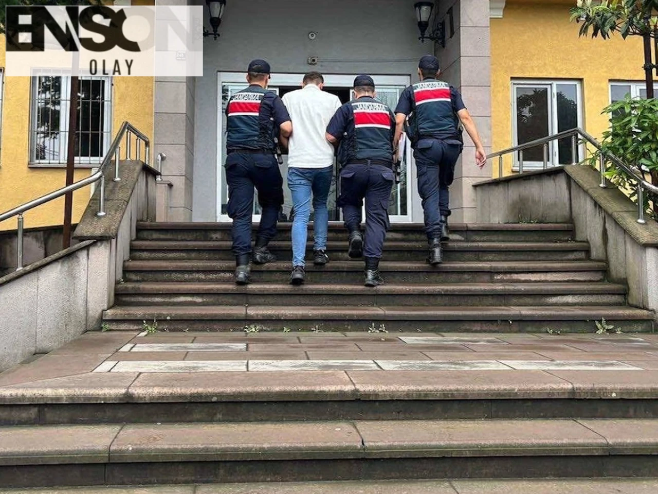 Artvin'de Yapılan Operasyonda Otobüste Yakalanan Şüpheliye 108 Gram Kokain Bulundu.