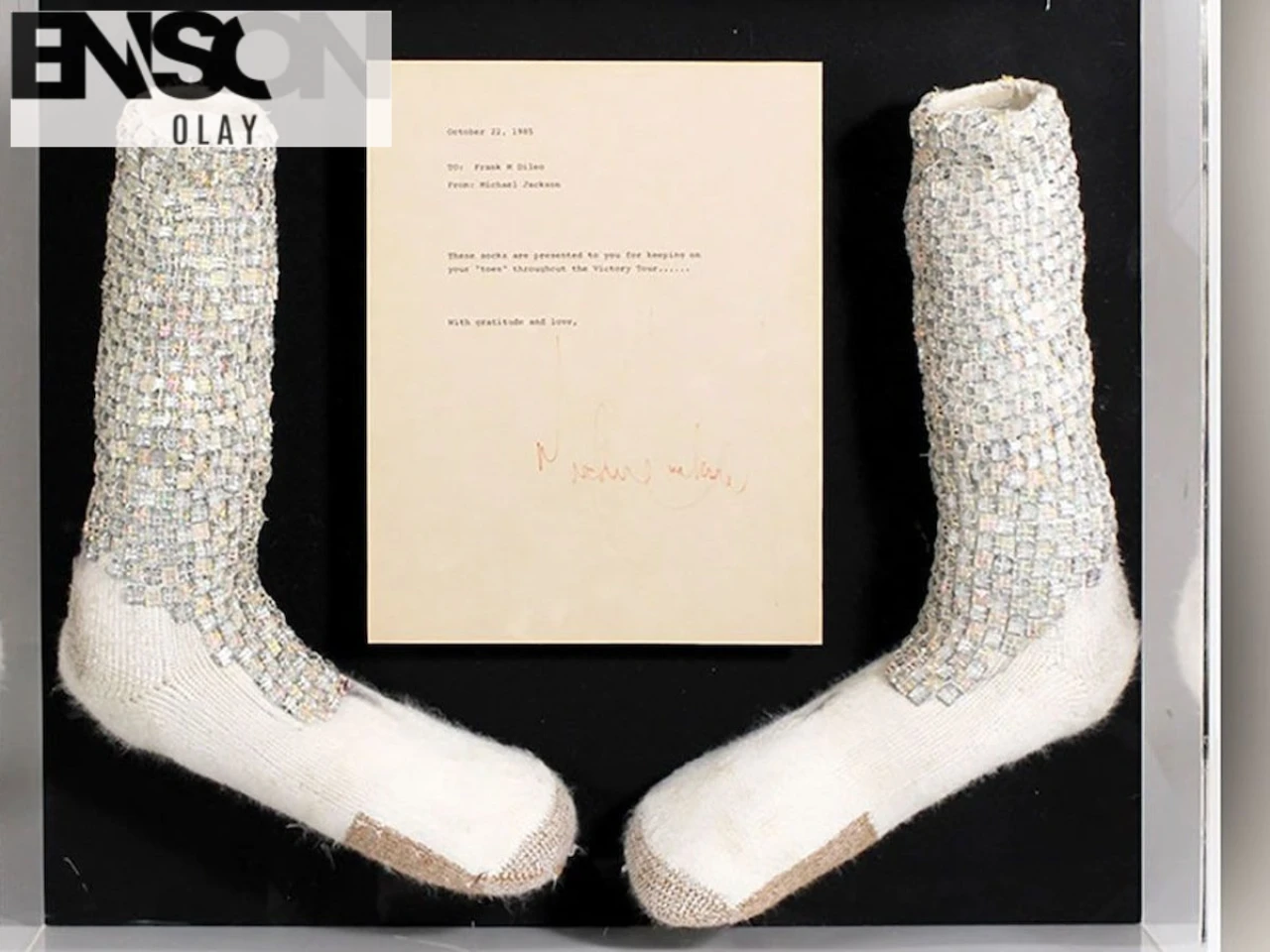 Michael Jackson'un HIStory World Tour'da giydiği beyaz spor çorabı, yüksek fiyatlarla müzayedede satıldı.