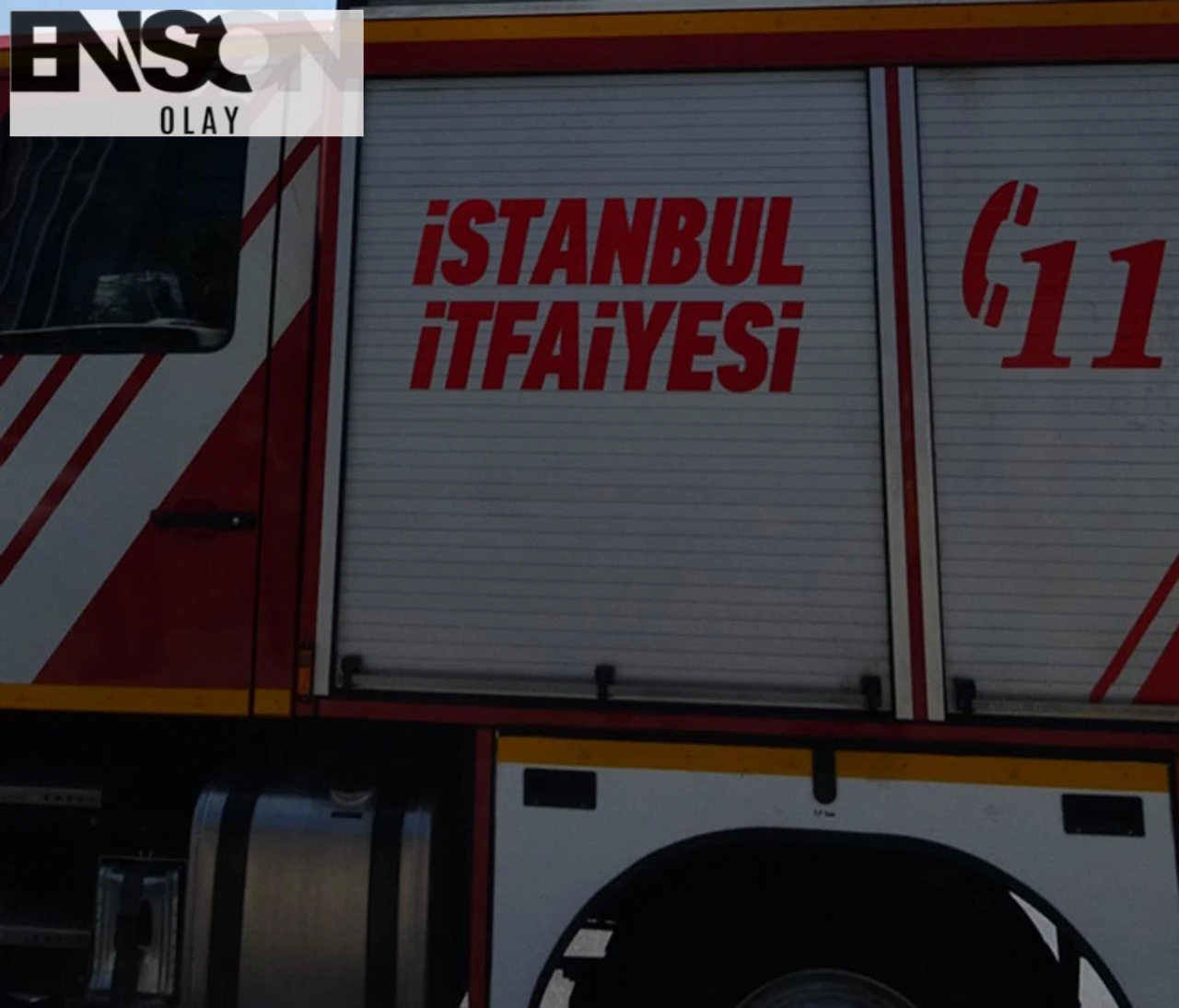 Sultangazi'de çıkan yangın gecekonduları tehdit ediyor, itfaiye ekipleri müdahale ediyor.