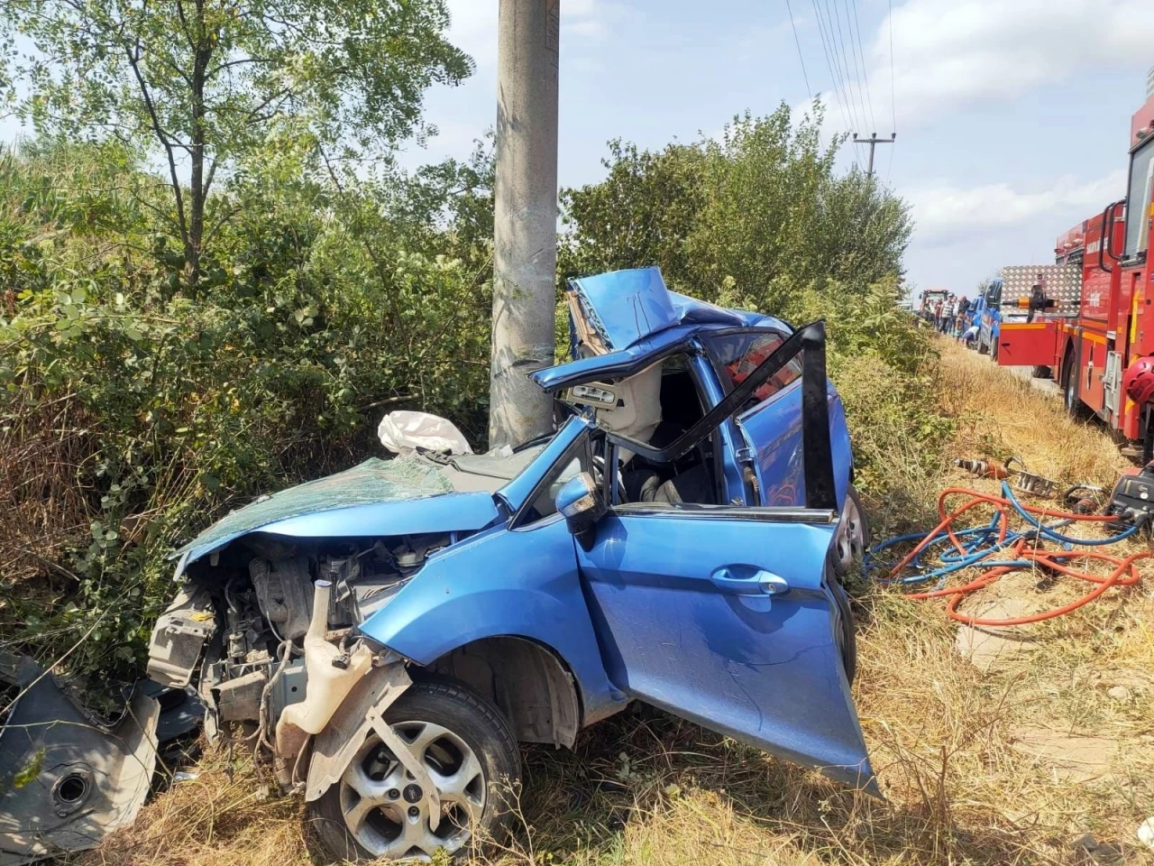 Sakarya'da Beton Direğe Çarpan Otomobildeki Kardeşler Hayatını Kaybetti.