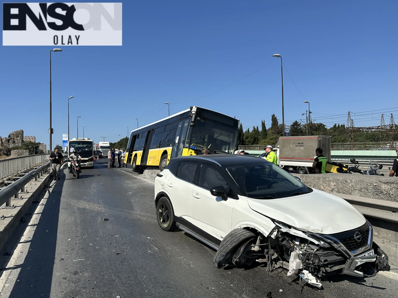 İETT Otobüsü Kaza Yaptı: Çelik Bariyerlere Asılı Kaldı, Trafikte Yoğunluk Oluştu!