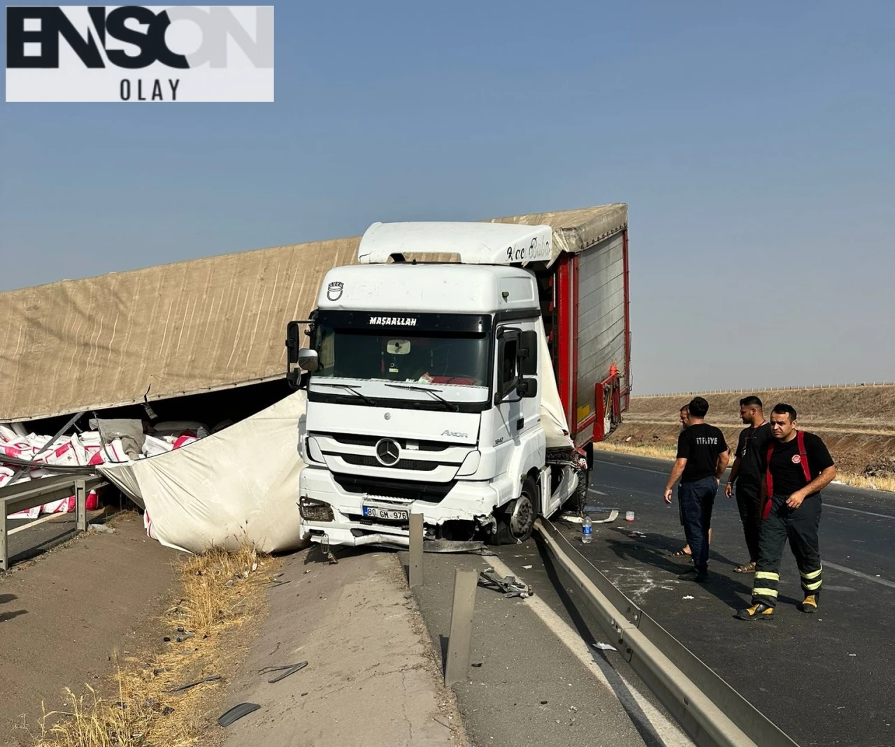 Mardin'de TIR Demir Bariyerlere Çarptı, Şoför Yara Almadı