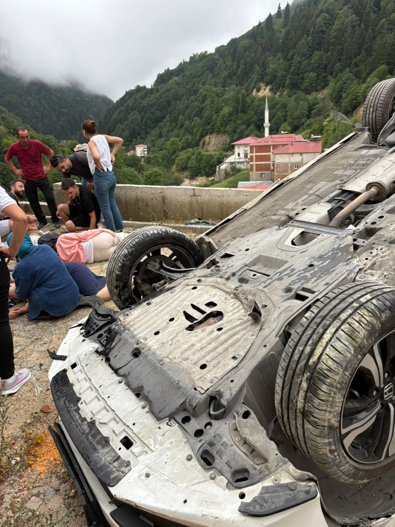 Dereli'de Yamaçtan Yuvarlanan Otomobil Kazası: 1 Ağır Yaralı, 5 Kişi Yaralandı