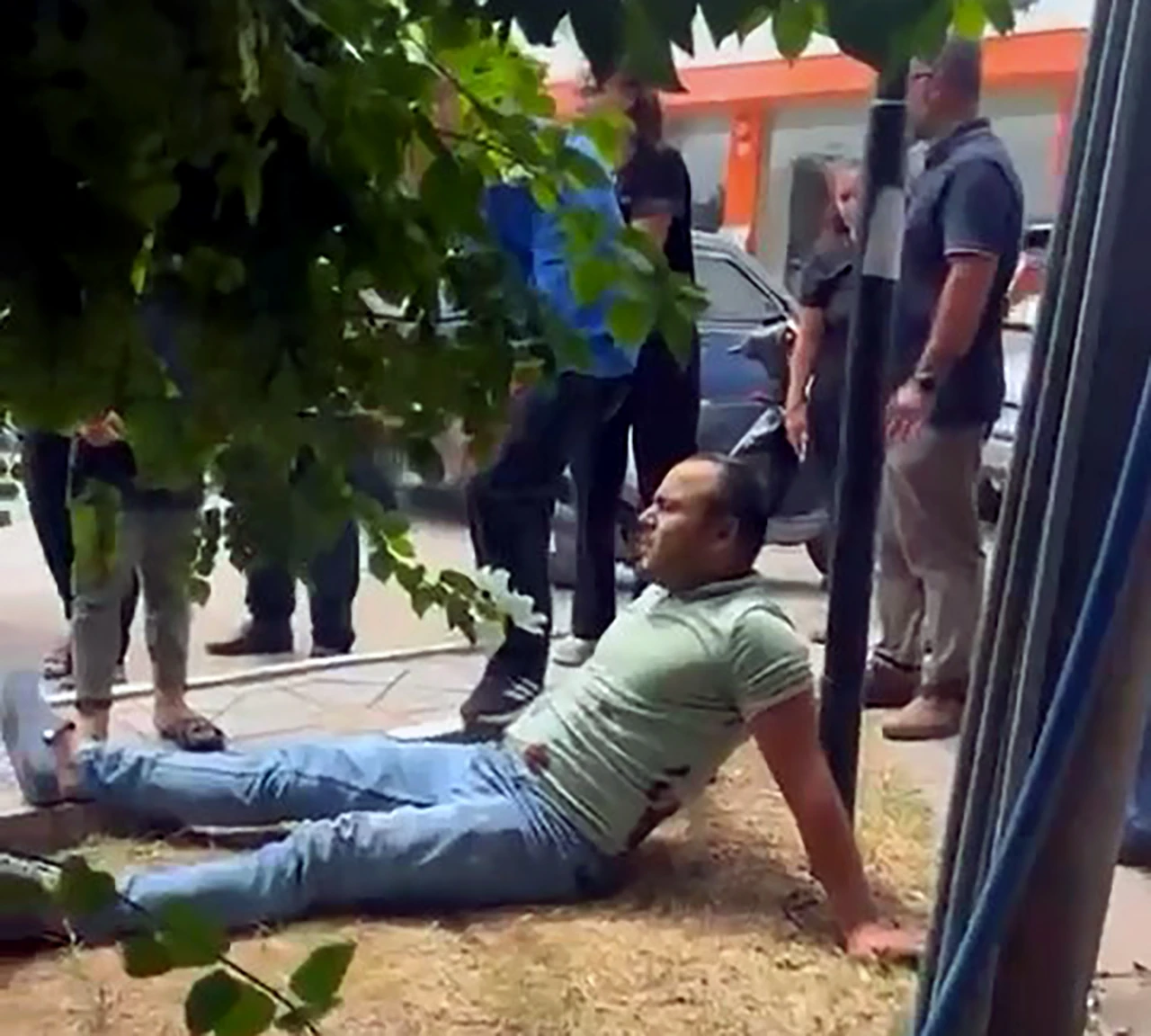 ADANA'da Parkta Çıkan Kavgada Bir Kişi Bıçaklandı: Polis Şüphelinin Peşinde