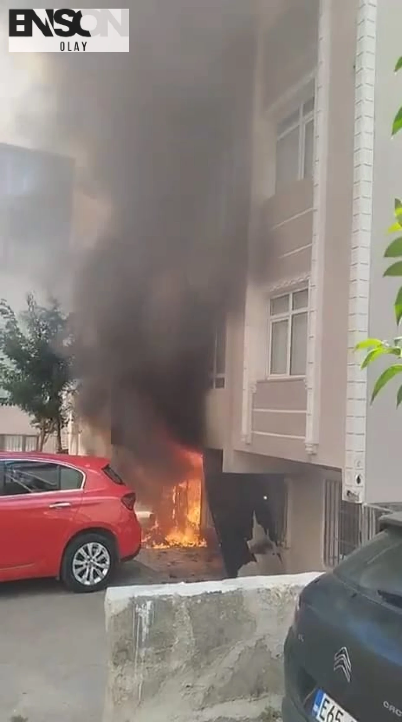 Ayvansaray'da Ecza Deposunda Çıkan Yangın Kısa Sürede Söndürüldü