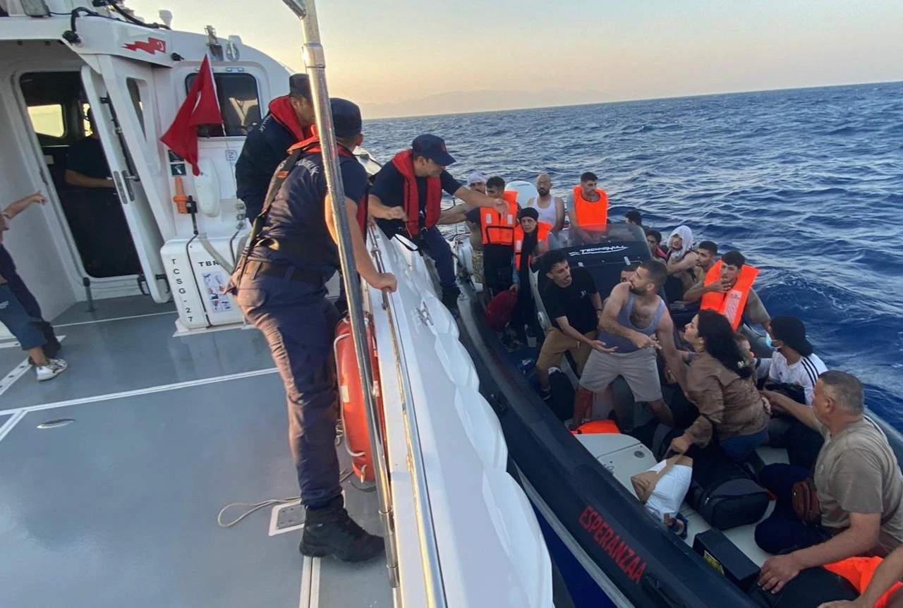 Marmaris'te Motor Arızalı Bottaki 20 Kaçak Göçmen Kurtarıldı, 2 Kaçakçı Yakalandı.