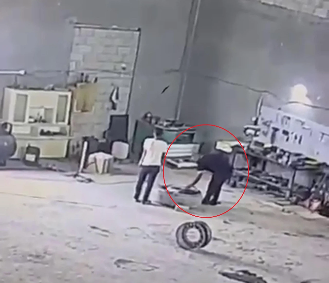 Iğdır'da bir iş yerinde lastik patlaması sonucu hayatını kaybeden işçinin olay anı güvenlik kamerasına yansıdı.