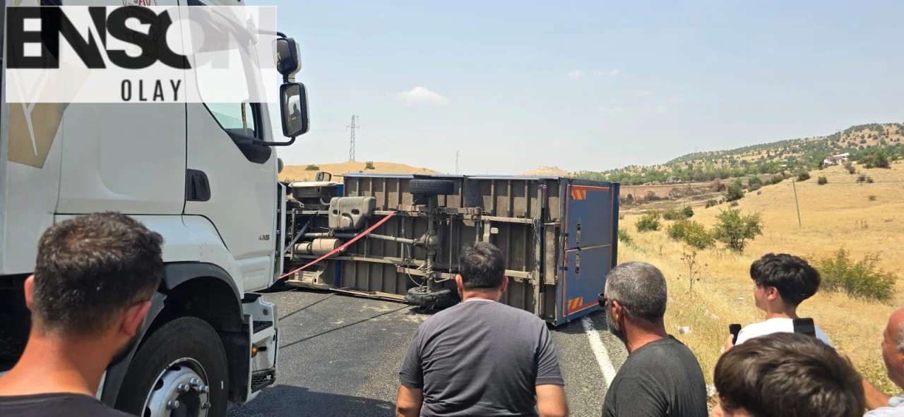 Diyarbakır - Bingöl Kara Yolunda Lastiği Patlayan Kamyonet Yola Devrildi, Yaralılar Yok