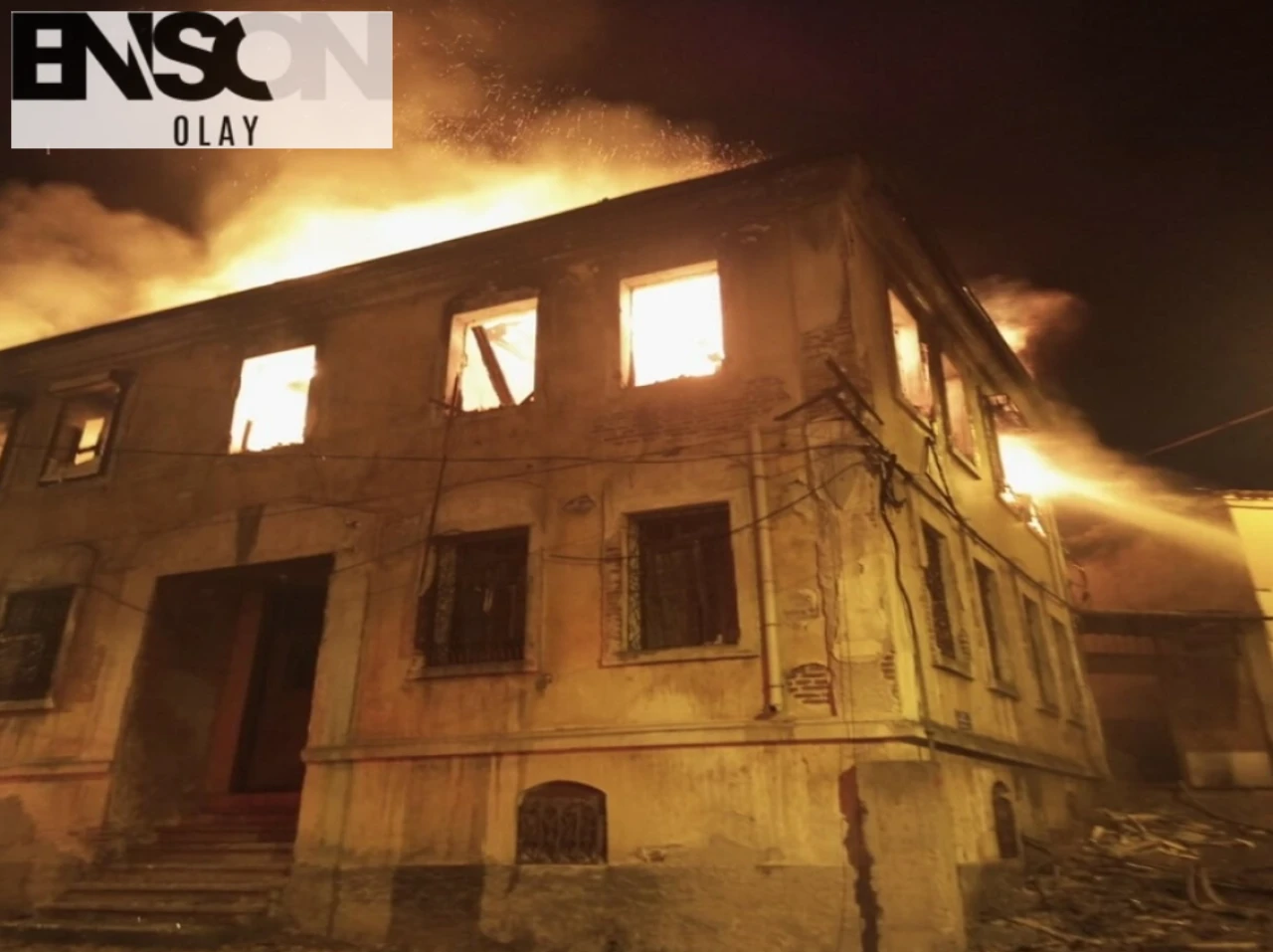 Edremit'te Çıkan Yangında Tarihi Bina Kullanılamaz Hale Geldi