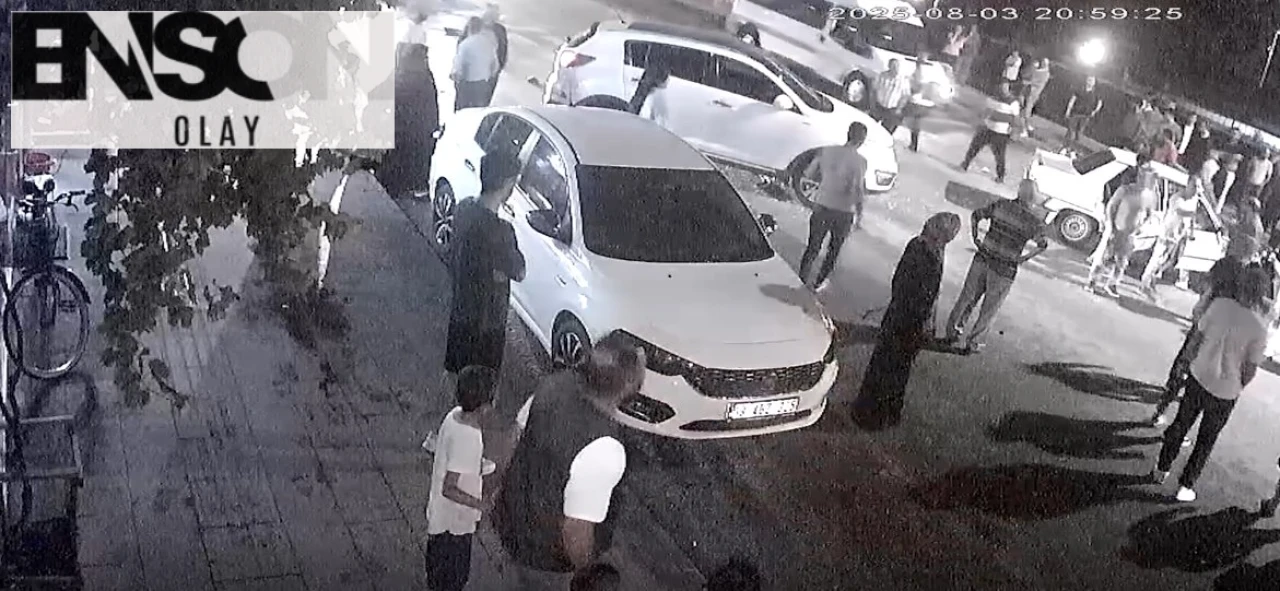 Alaca'da Yayaya Yol Vermek İçin Duran Otomobile Arkadan Çarptılar! Güvenlik Kamerasına Yansıyan Kaza 2 Yaralıyla Sonuçlandı.
