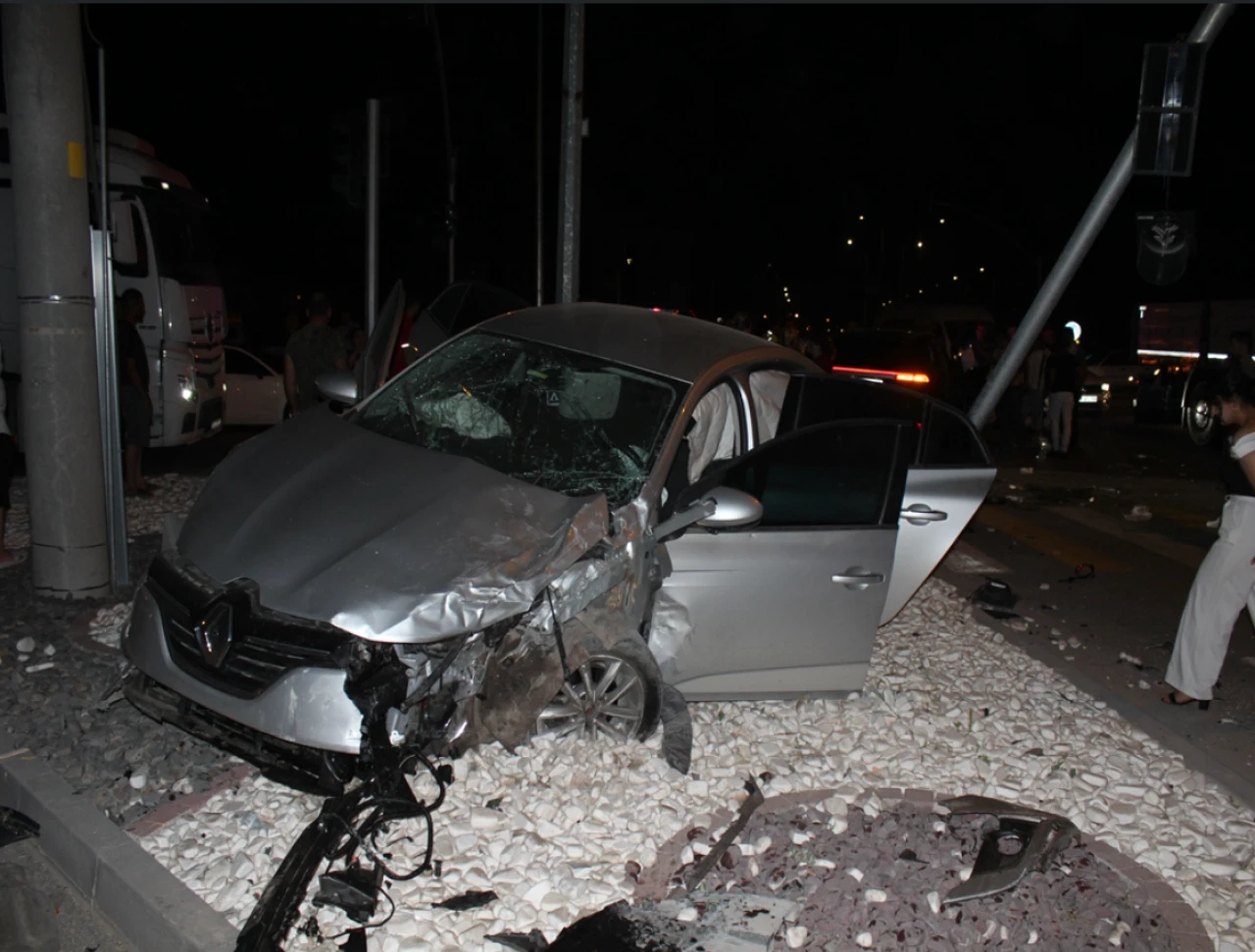 Aksaray'da Kavşakta Otomobil ile Cip Çarpıştı: 2'si Çocuk 7 Yaralı