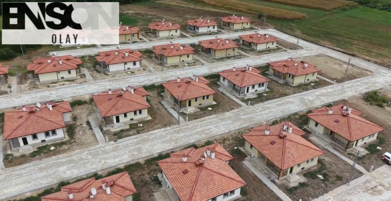 Vali Yılmaz, Alibeyli Köyü'nde 27 deprem konutunun anahtar teslim törenine katıldı.