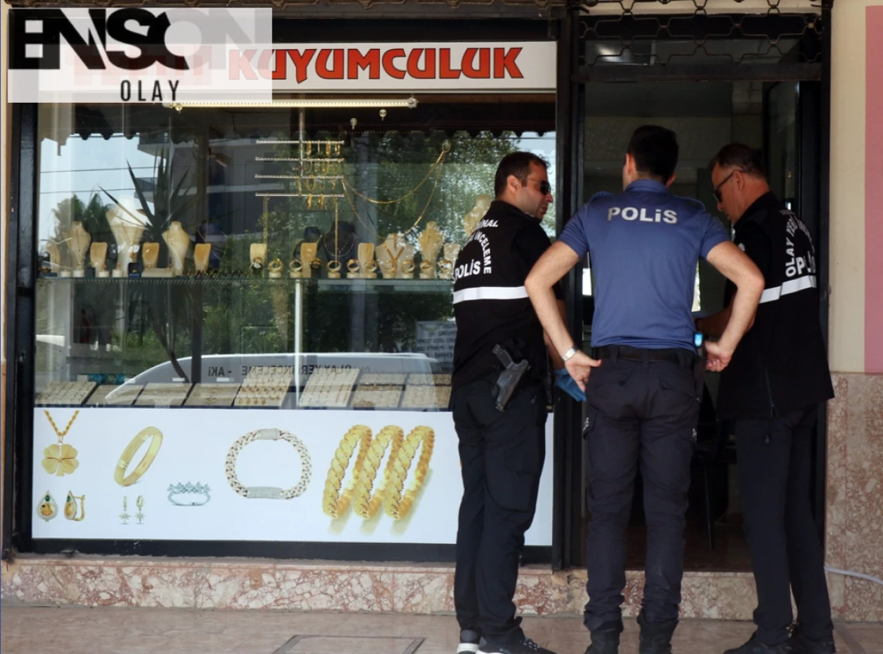 Antalya'da bıçakla kuyumcuyu soyan şüpheli, 18 bilezik ve 14 bin lirayla kaçtı! Gasp anı kamerada!