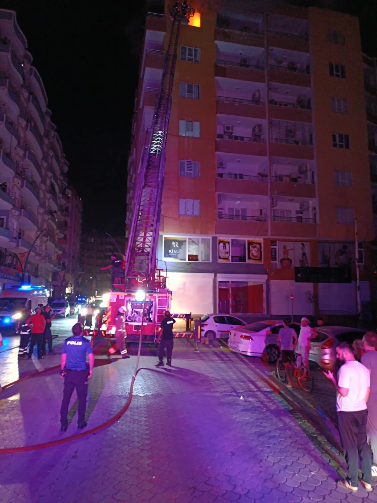 Mardin Kızıltepe'de 6 Katlı Binadaki Dairede Çıkan Yangın İtfaiye Tarafından Söndürüldü.