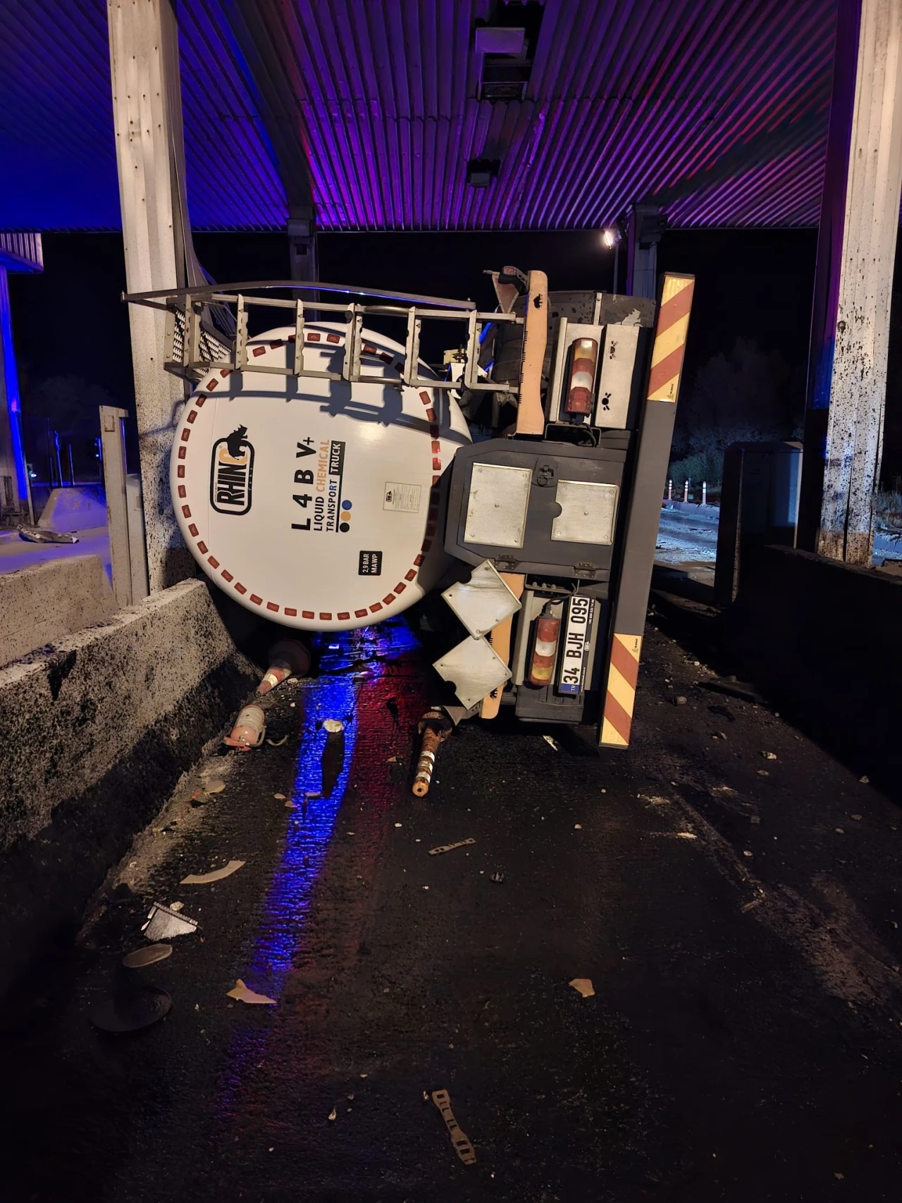 Tanker Kazası: Bolu'da Anadolu Otoyolu'nda Gişelere Çarpan Araç Devrildi, Sürücü Yaralandı
