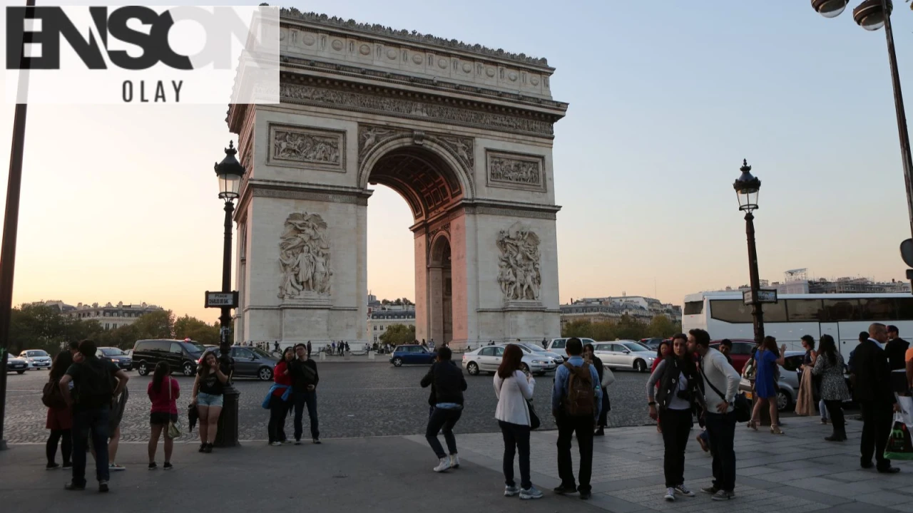 Fas Vatandaşı, Paris'teki Meçhul Asker Anıtı'ndaki Ebedi Ateşi Sigara İle Yaktı, Tutuklandı.