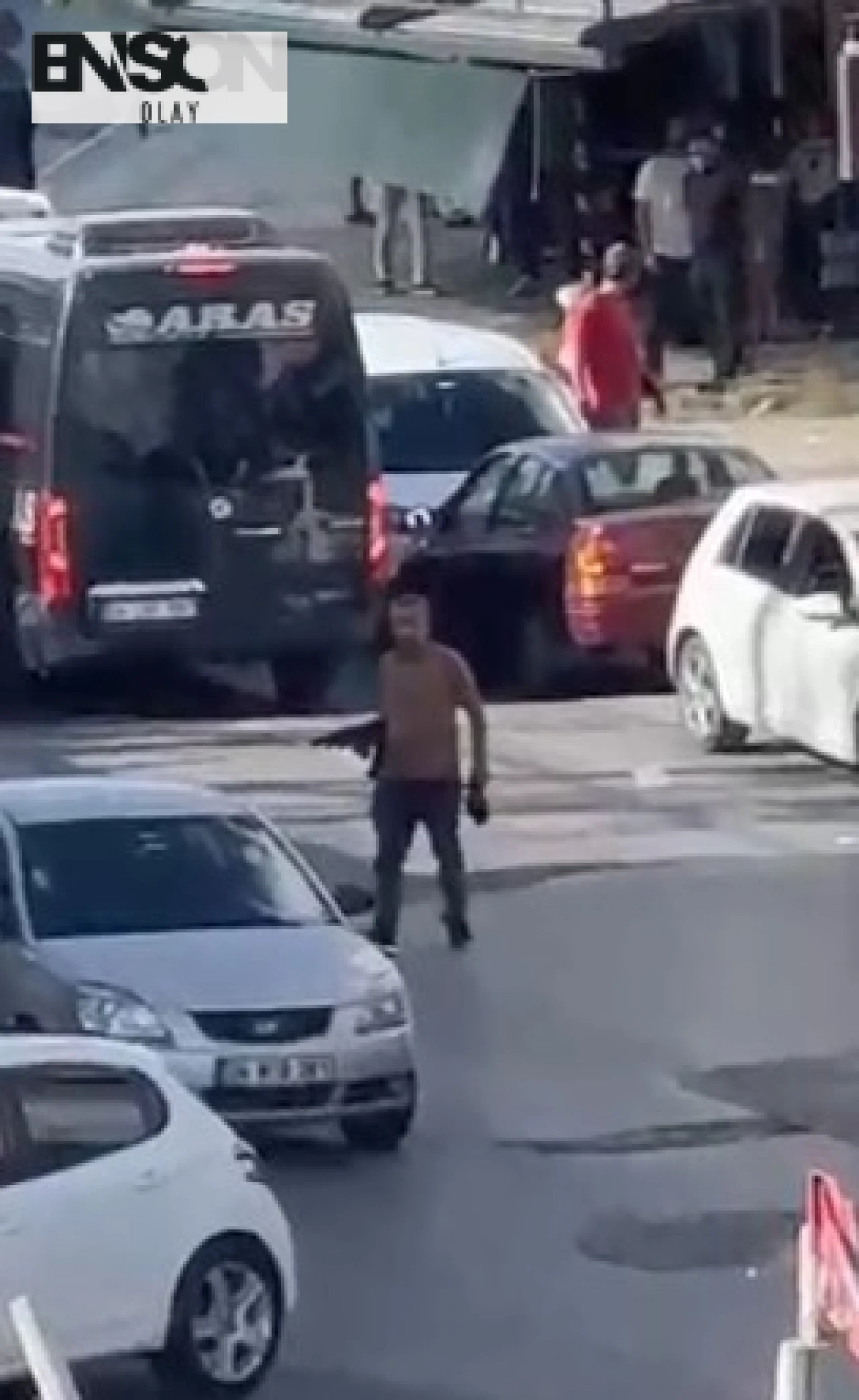 Altınşehir'de Pompalı Tüfekle Panik Anları! Silahlı Kişi Gözaltına Alındı.