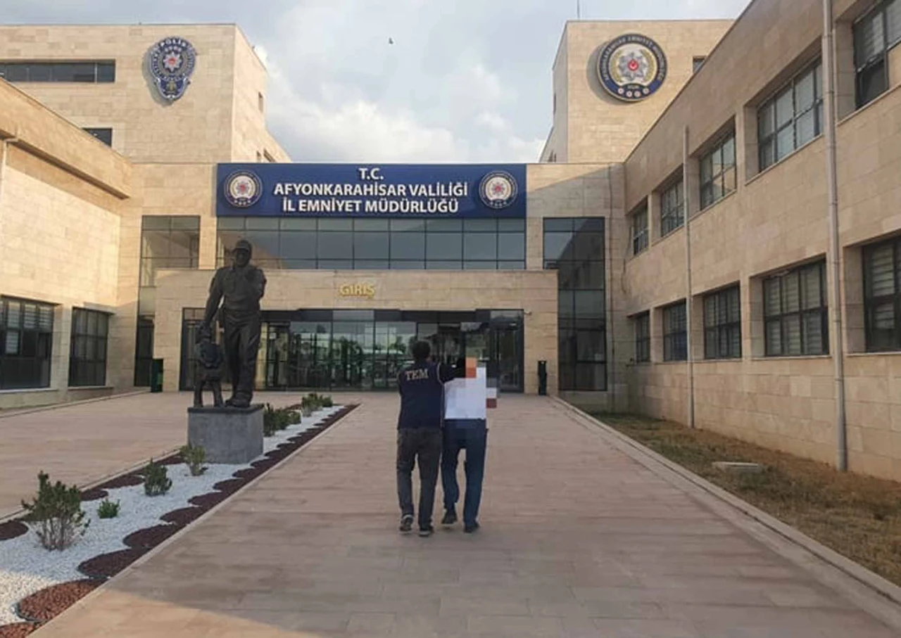 Afyonkarahisar'da FETÖ üyesi yakalandı ve cezaevine gönderildi.