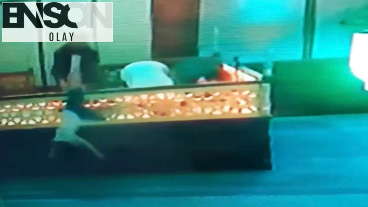 Cami İmamı, Namaz Sırasında Düşen Çocuğu Havada Yakalayarak Kurtardı