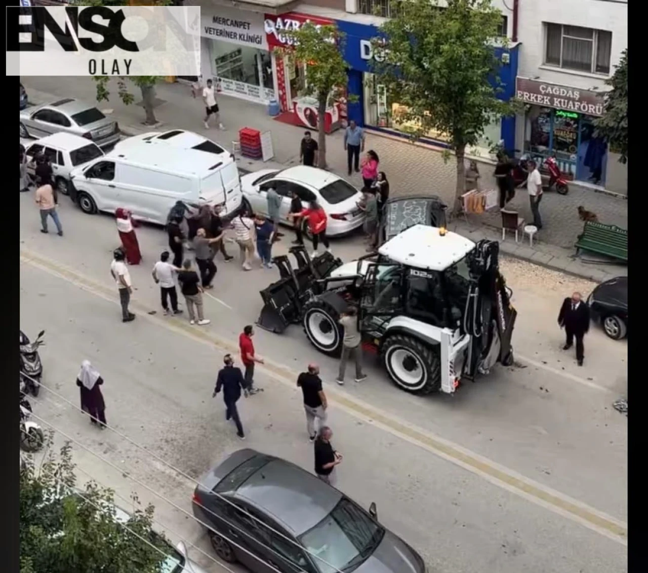 Eskişehir'de iş makinesinin 5 otomobile çarptığı kazada 2 kişi yaralandı, güvenlik kamerası kayıtları inceleniyor.