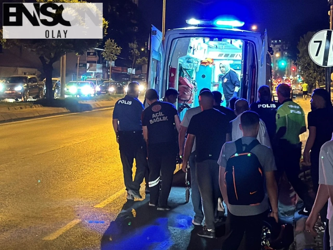 Ehliyetsiz Sürücü Kaza Yaptı, Aydınlatma Direği Devrildi: Kayseri'de Olay Yerine Polis ve Sağlık Ekipleri Sevk Edildi