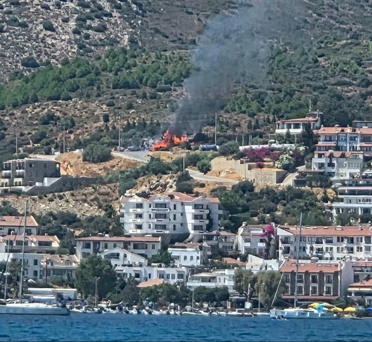 Muğla Datça İlçesinde Hızlı Müdahale ile Söndürülen Maki Yangını 1,5 Dönüm Alanı Vurdu