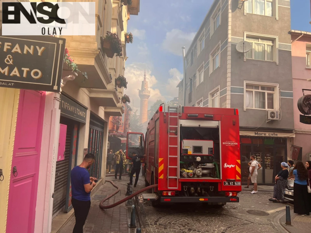 Fatih Balat'ta Tahta Minare Camii yakınındaki hamamda çıkan yangın kısa sürede kontrol altına alındı.