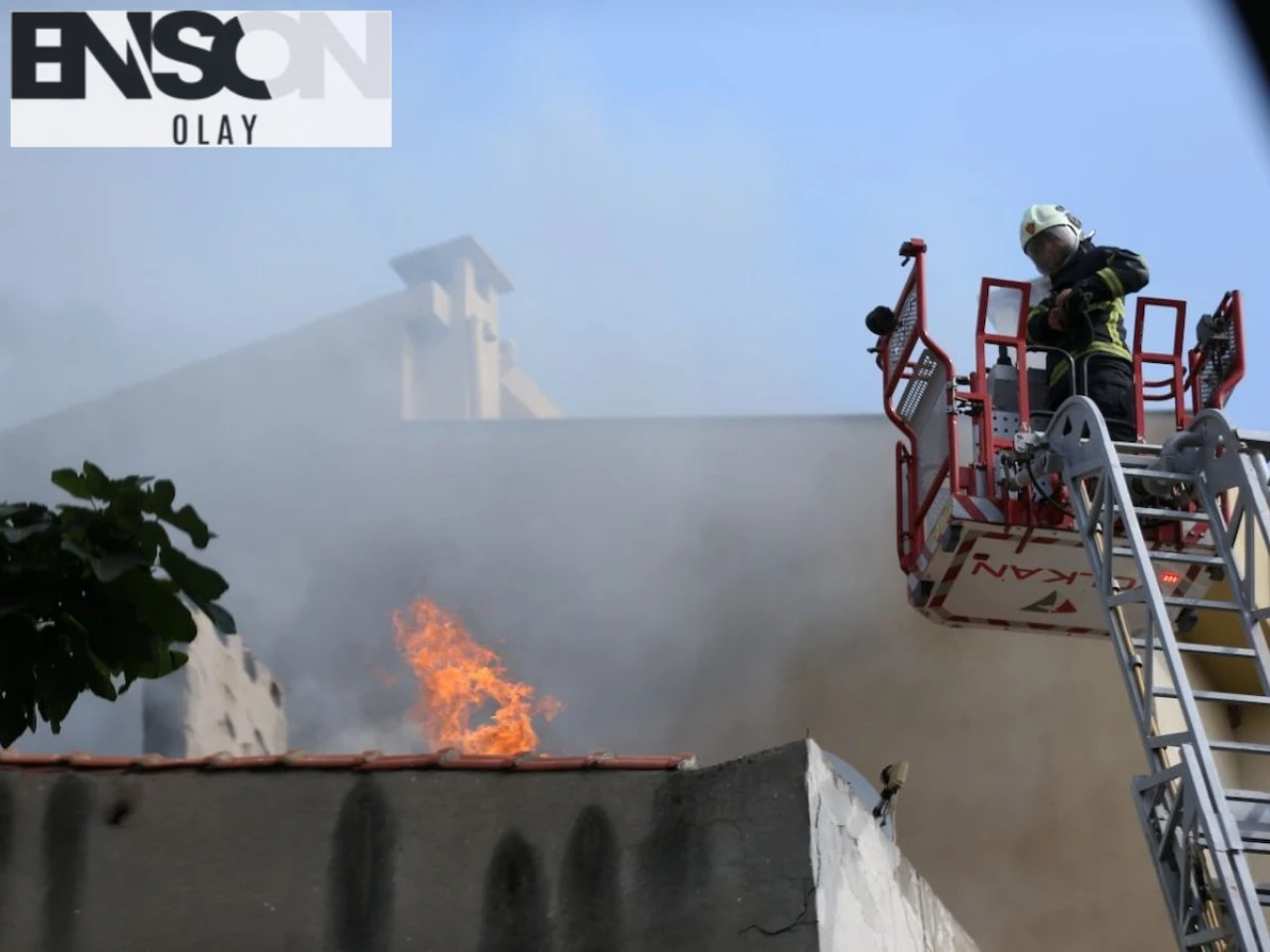 Çanakkale'de Apartman Çatısında Çıkan Yangın Kontrol Altına Alındı, Maddi Hasar Oluştu