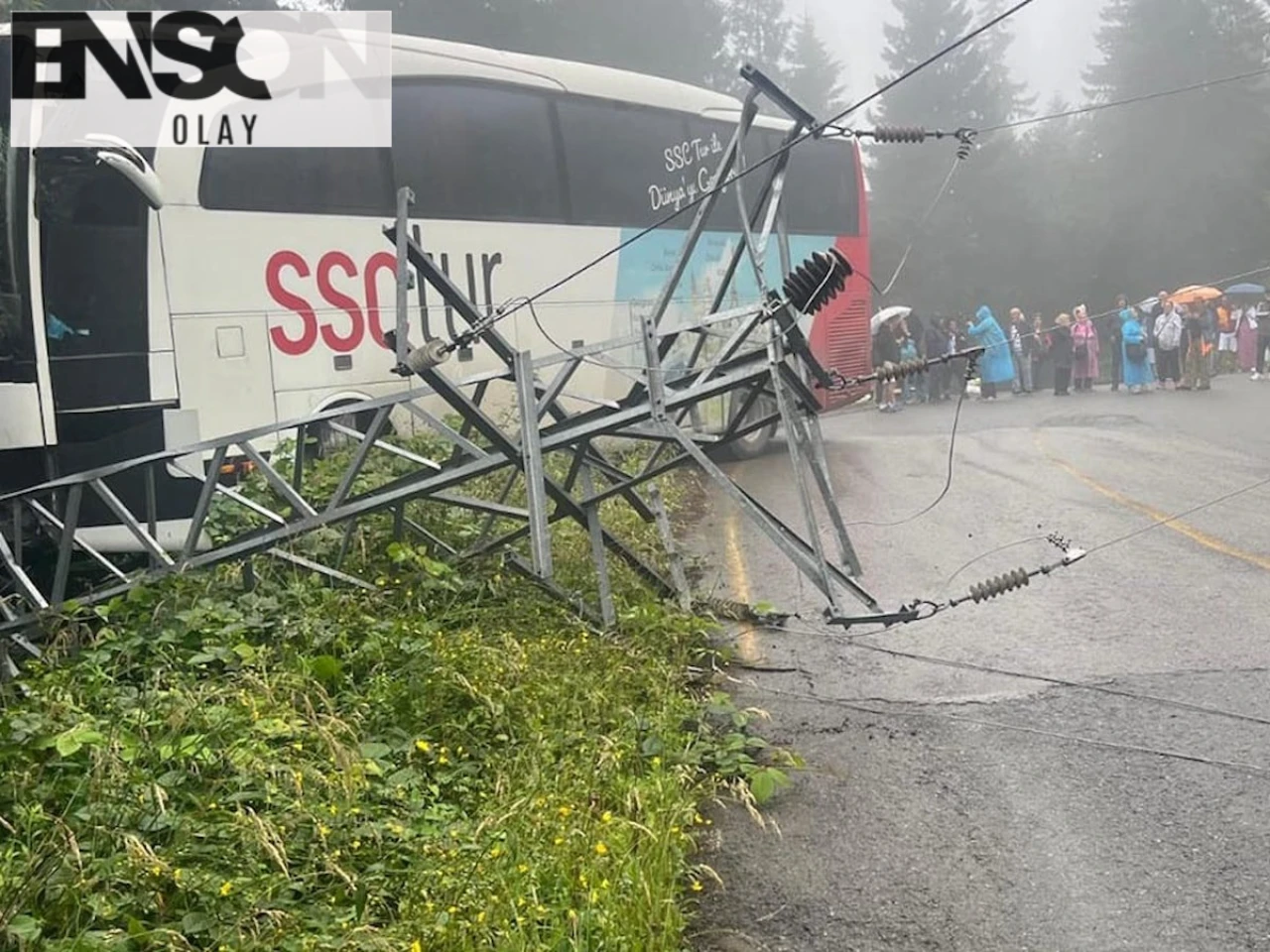 Akdoğan Mahallesi'nde Otobüs Kazası: Yolcu Taşıyan Otobüs Elektrik Direğine Çarptı!