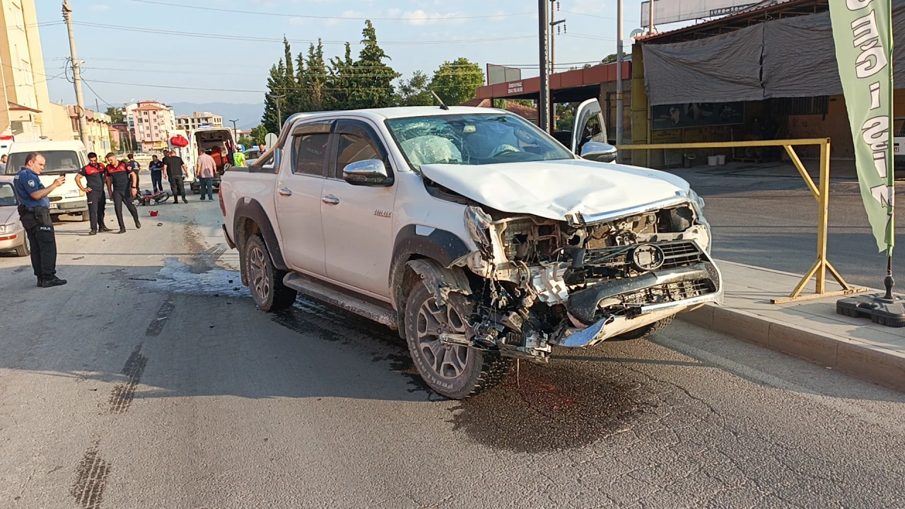 Burdur'da Kamyonetle Çarpışan Motosikletteki Eşini Kaybeden Adam Yaralı! Kaza Anı Güvenlik Kamerasında!