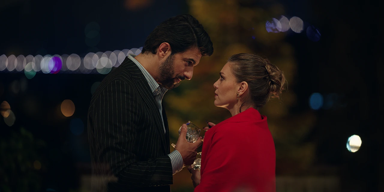 Netflix, Başrollerinde Engin Akyürek ve Aslı Enver'in Yer Aldığı Yeni Türk Dizisi 'Old Money'nin Yayın Tarihini Açıkladı